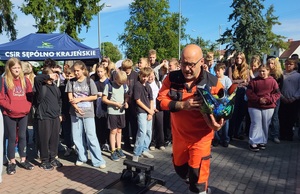 Uczestnicy pikniku korzystają z atrakcji przygotowanych przez policjantów