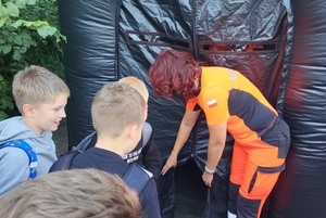 Uczestnicy pikniku korzystają z atrakcji przygotowanych przez policjantów