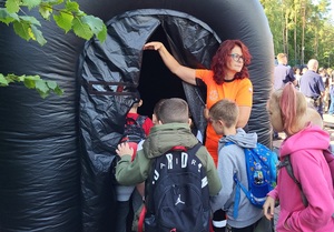 Uczestnicy pikniku korzystają z atrakcji przygotowanych przez policjantów