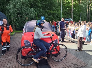 Uczestnicy pikniku korzystają z atrakcji przygotowanych przez policjantów