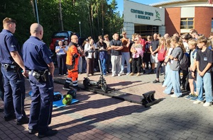 Uczestnicy pikniku korzystają z atrakcji przygotowanych przez policjantów