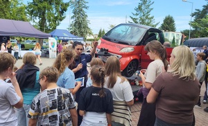 Uczestnicy pikniku korzystają z atrakcji przygotowanych przez policjantów