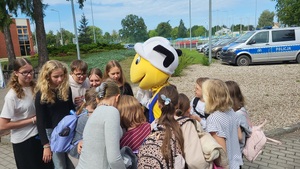 Uczestnicy pikniku z maskotka Mrówki