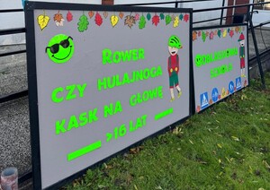 Policjanci wraz z Fundacją Jumper rozmawiali z uczniami oraz pracownikami szkoły o bezpieczeństwie w ruchu drogowym.
