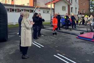 Policjanci wraz z Fundacją Jumper rozmawiali z uczniami oraz pracownikami szkoły o bezpieczeństwie w ruchu drogowym.