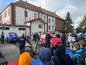 Policjanci wraz z Fundacją Jumper rozmawiali z uczniami oraz pracownikami szkoły o bezpieczeństwie w ruchu drogowym.