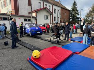 Policjanci wraz z Fundacją Jumper rozmawiali z uczniami oraz pracownikami szkoły o bezpieczeństwie w ruchu drogowym.