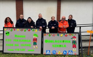 Policjanci wraz z Fundacją Jumper rozmawiali z uczniami oraz pracownikami szkoły o bezpieczeństwie w ruchu drogowym.