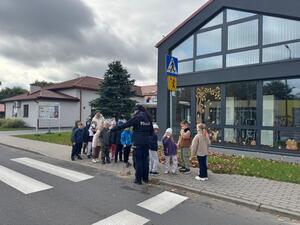 Policjanci wraz z Fundacją Jumper rozmawiali z uczniami oraz pracownikami szkoły o bezpieczeństwie w ruchu drogowym.