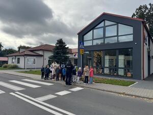 Policjanci wraz z Fundacją Jumper rozmawiali z uczniami oraz pracownikami szkoły o bezpieczeństwie w ruchu drogowym.