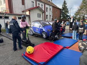 Policjanci wraz z Fundacją Jumper rozmawiali z uczniami oraz pracownikami szkoły o bezpieczeństwie w ruchu drogowym.