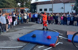 Policjanci wraz z Fundacją Jumper rozmawiali z uczniami oraz pracownikami szkoły o bezpieczeństwie w ruchu drogowym.