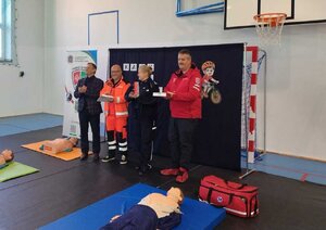 Policjanci prowadzili kampanię edukacyjno-profilaktyczną wraz z Fundacją Jumper dla szkół podstawowych w gminie Kamień Krajeński.