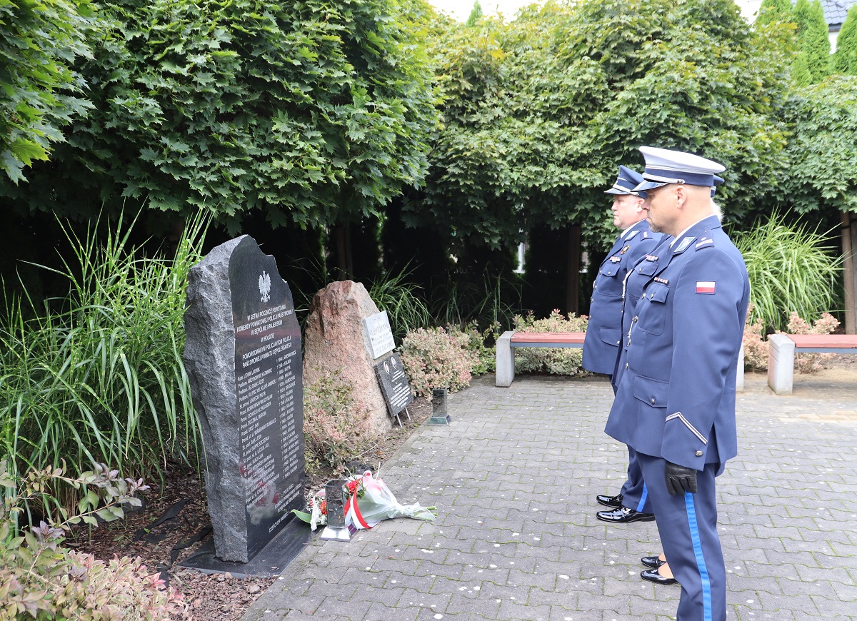 Policjanci z Sępólna Krajeńskiego uczcili pamięć pomordowanych w 1940 roku funkcjonariuszy