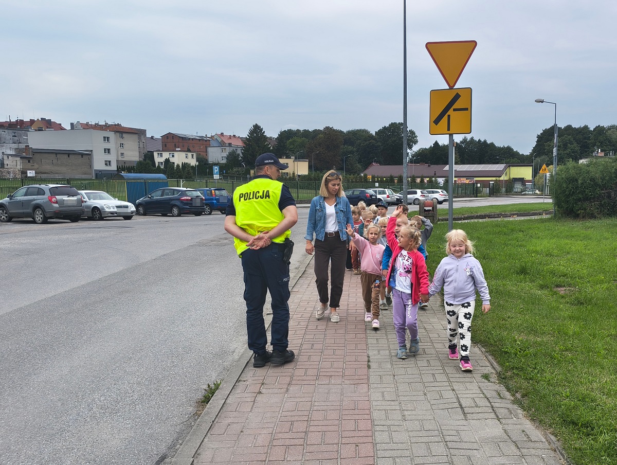 Akcja „Bezpieczna droga do szkoły” – policjanci z Sępólna Krajeńskiego uczą dzieci zasad ruchu drogowego
