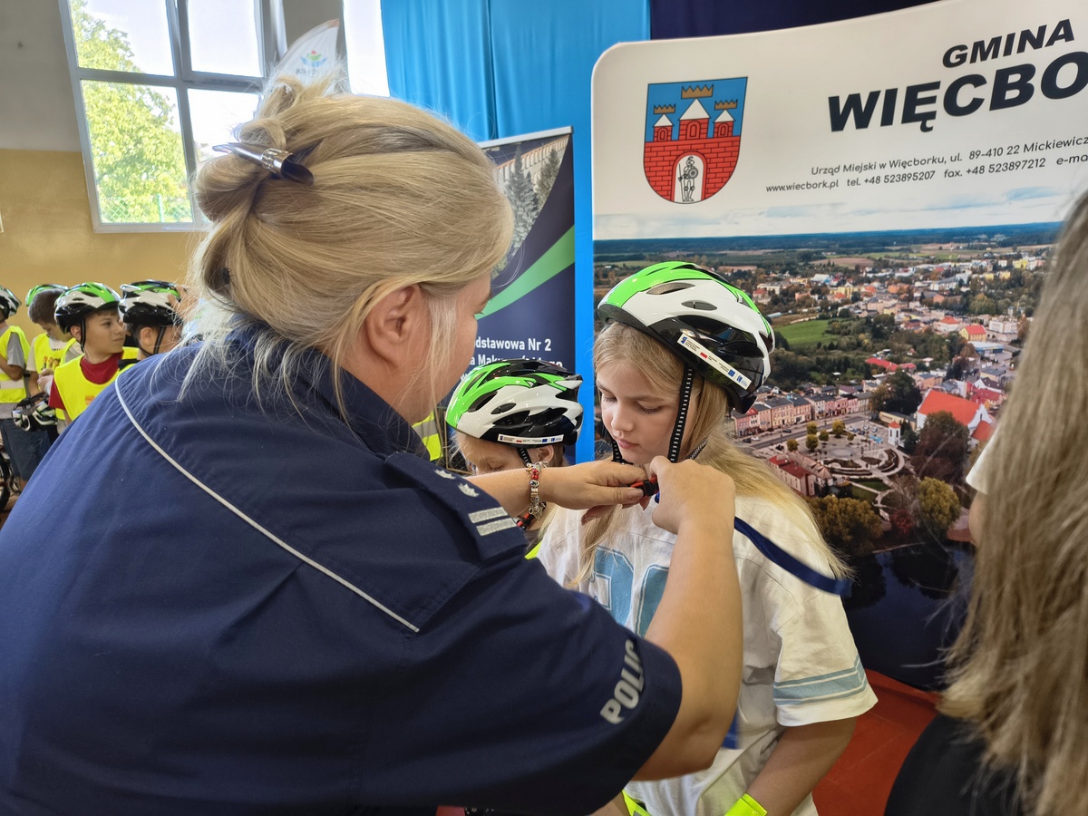 Policjanci wręczyli bezpłatne kaski uczniom w Sośnie, Sępólnie Krajeńskim i Więcborku
